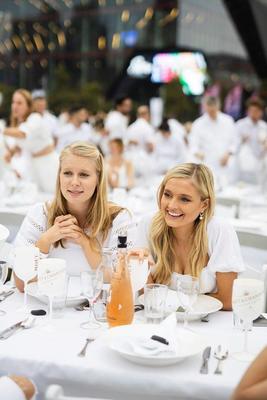 Marie-Christine, la globe-croqueuse au Dîner Blanc - Sydney !